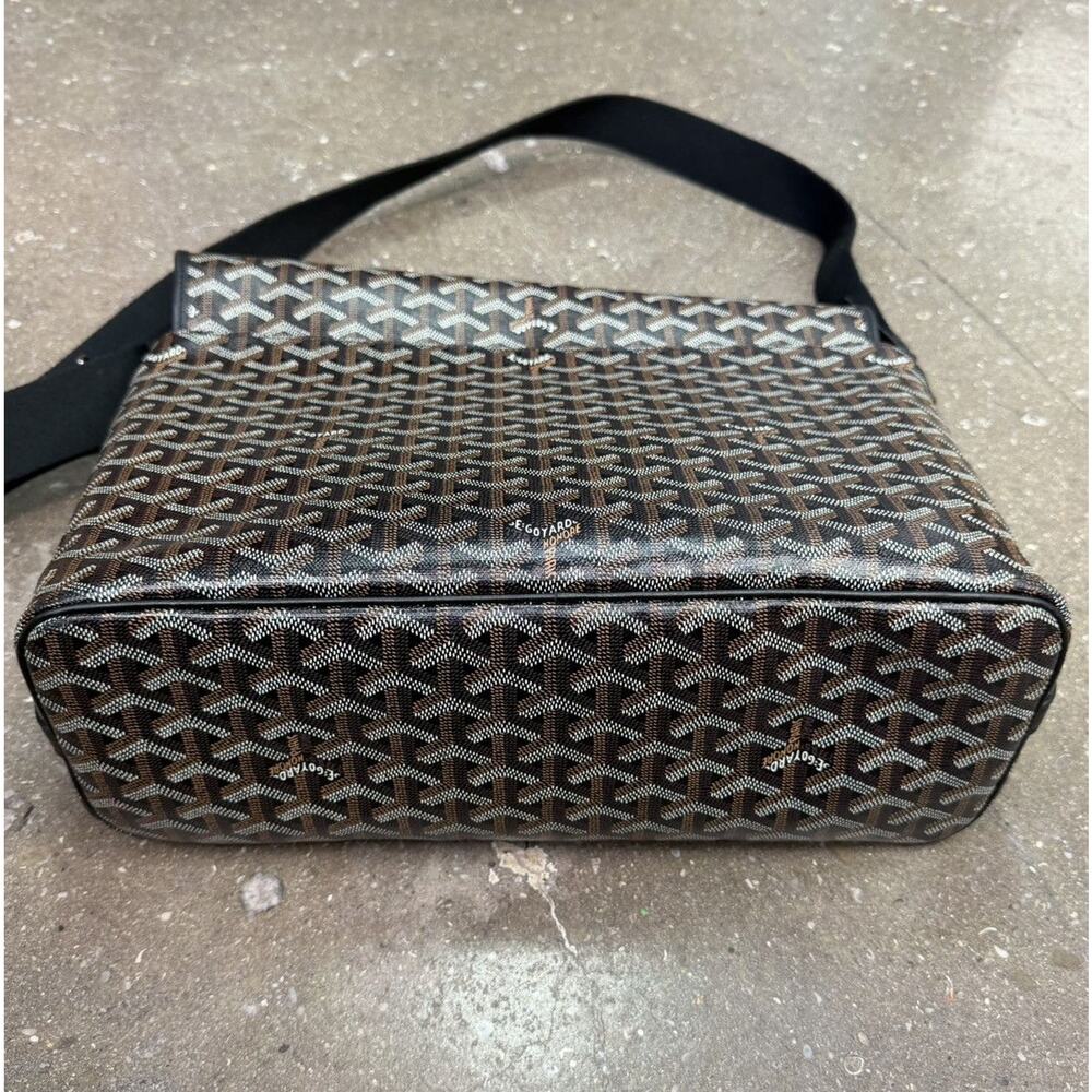 Goyard Capetien MM Black Messenger Bag - Picture 9 of 16